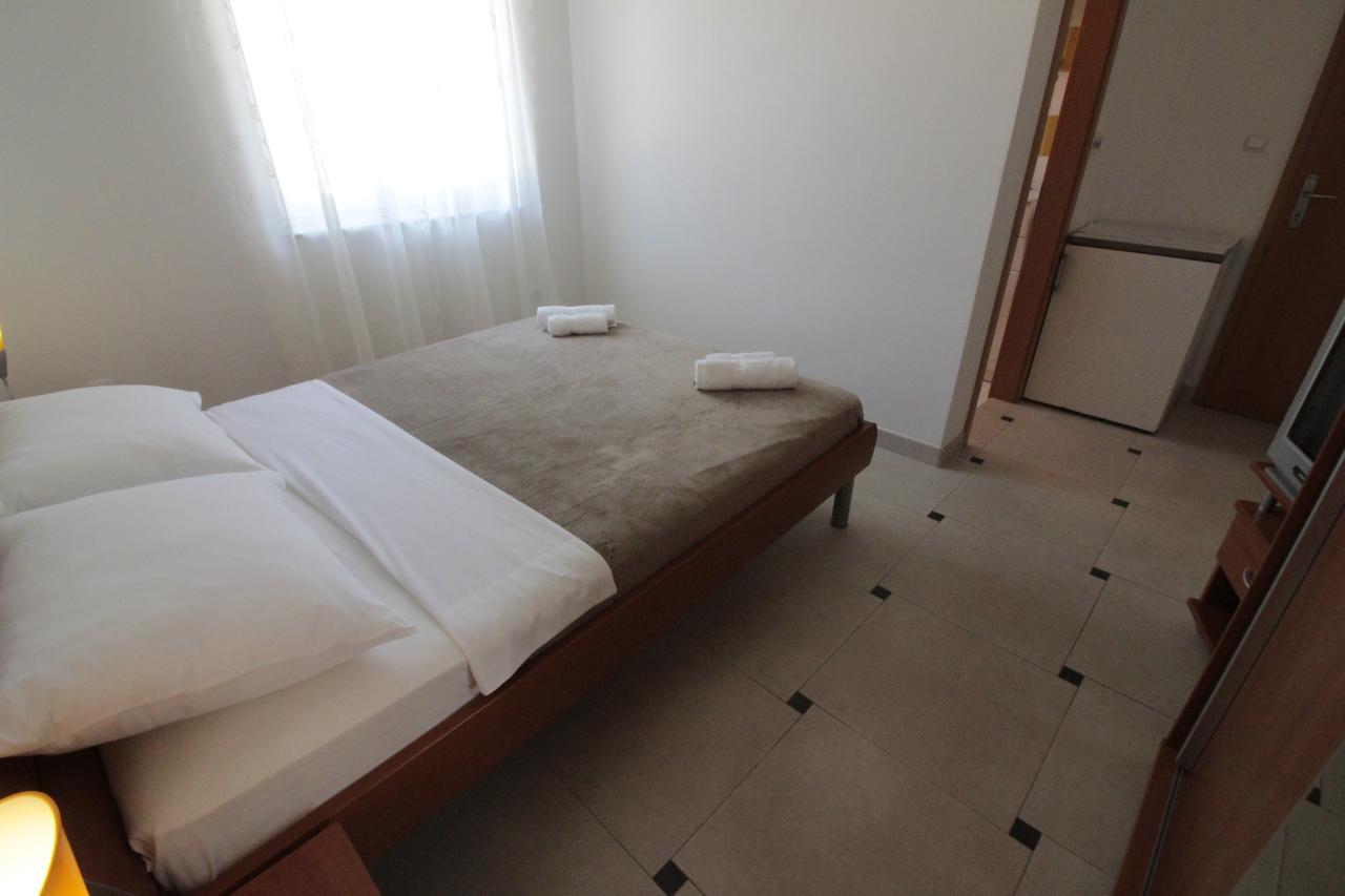 Studios & Rooms Fiesta Новаля Екстериор снимка