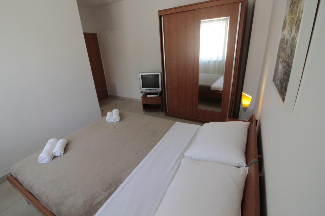 Studios & Rooms Fiesta Новаля Екстериор снимка